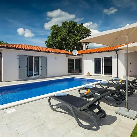 בית נופש Nana פולה